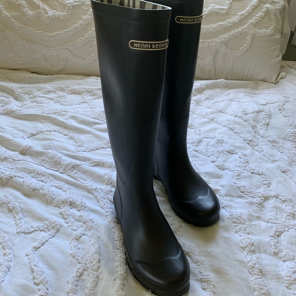 Henri Bendel Size 7 Black Rain Boots
